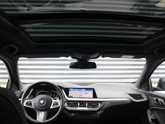 BMW 1 Serie 5-deurs M135i xDrive 2019 Benzine 35