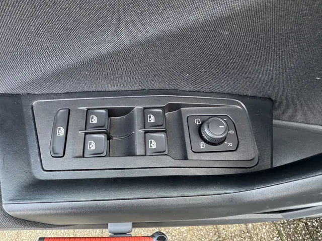 Volkswagen T-Roc 1.0 TSI 110pk 75 Edition 2022 Benzine 11