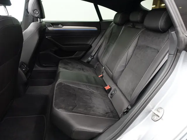 Volkswagen Arteon 1.5 TSI 180pk R Line Aut- 2019 Benzine 33