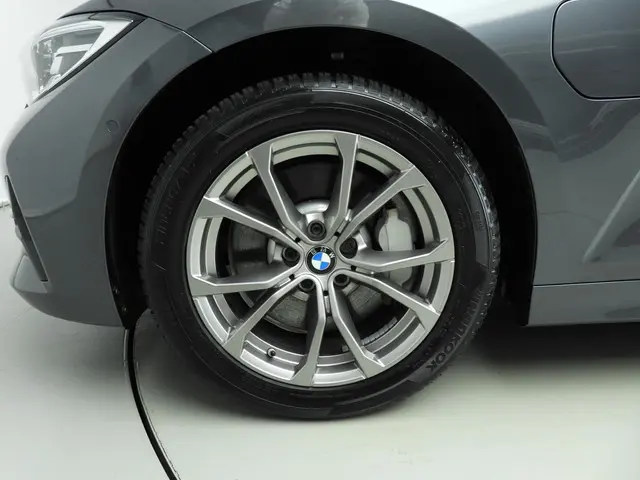 BMW 3 Serie Sedan 330e 2019 Hybride Benzine 38