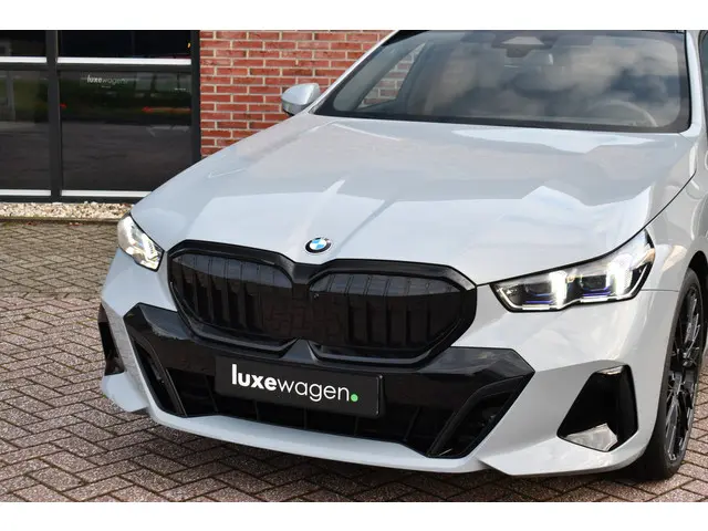 BMW 5 Serie Touring 520i M-Sport 2024 Benzine 74
