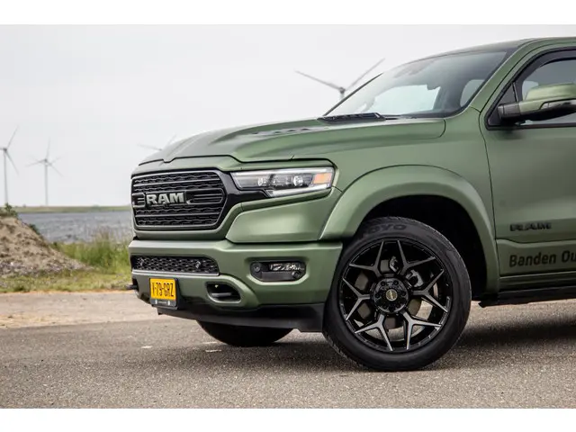 Dodge Ram 1500 5.7 V8 4x4 Crew Cab Limited 2024 Benzine 4