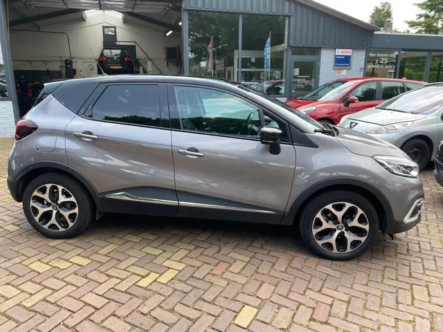 Renault Captur 0.9 TCe Bose 2018 Benzine 2