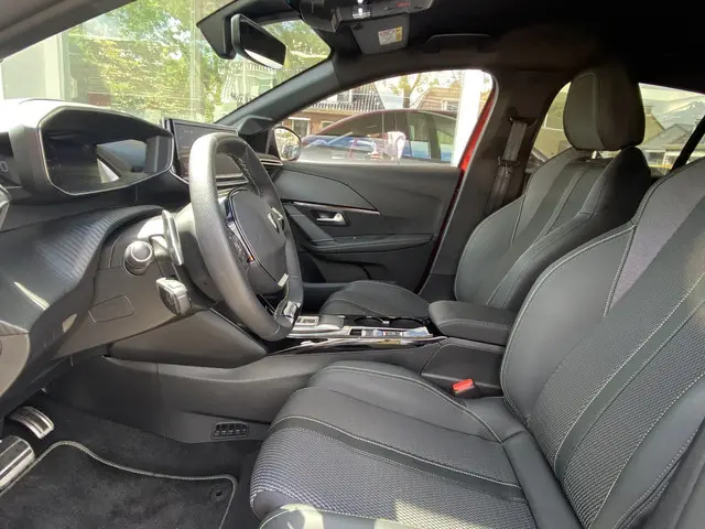 Peugeot 208 1.2 Hybrid 145 e-DCS6 GT 2024 Hybride Benzine 9