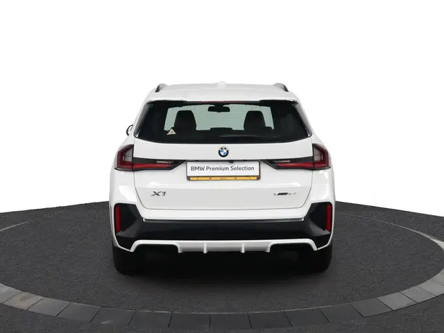 BMW X1 sDrive18i 2023 Benzine 66