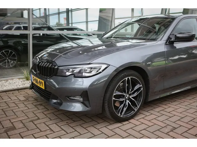 BMW 3 Serie 320i High Executive 2019 Benzine 24