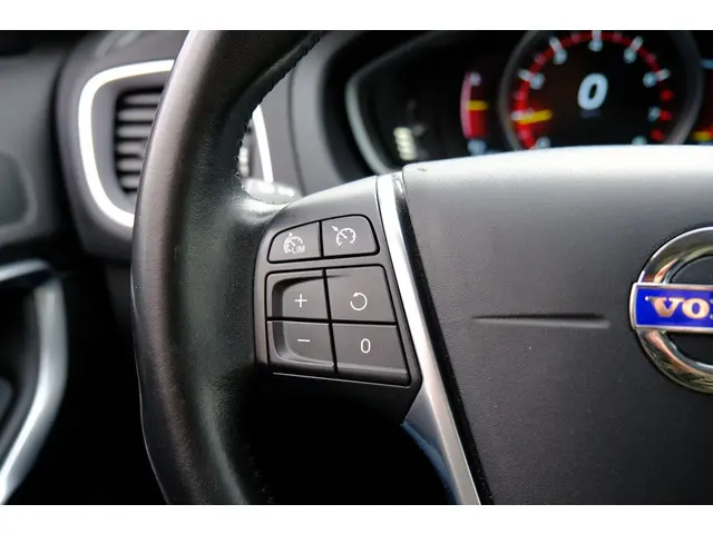 Volvo V40 2.0 T3 Nordic+ Pano|Xenon|Leder|Navi 2016 Benzine 25