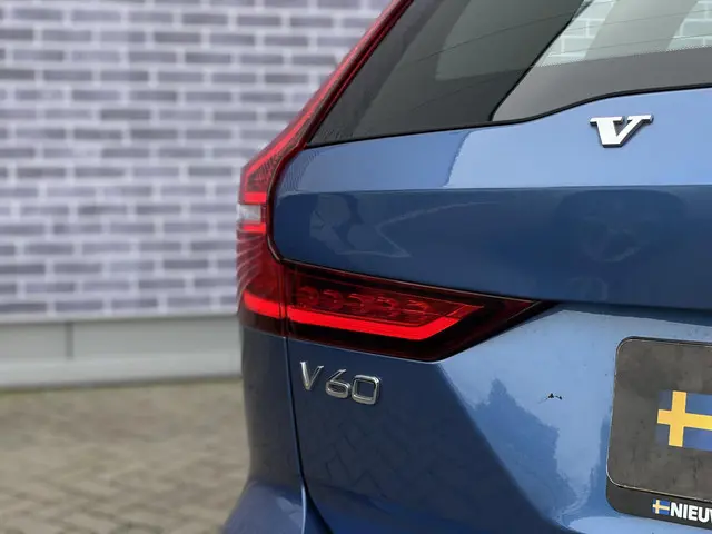 Volvo V60 2.0 T5 R-Design 2019 Benzine 34