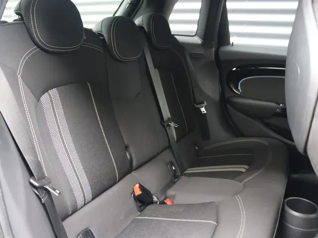 MINI 5-Deurs Cooper 2022 Benzine 10