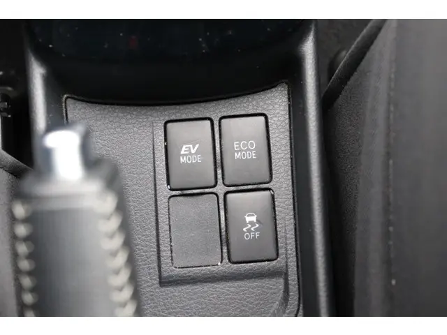 Toyota Yaris 1.5 Hybrid Bi-Tone, 2017 Hybride Benzine 32