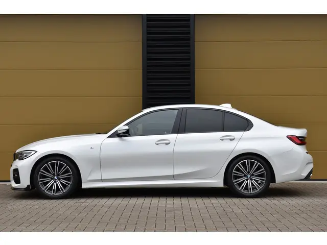 BMW 3 Serie 320i Executive Edition 2019 Benzine 2