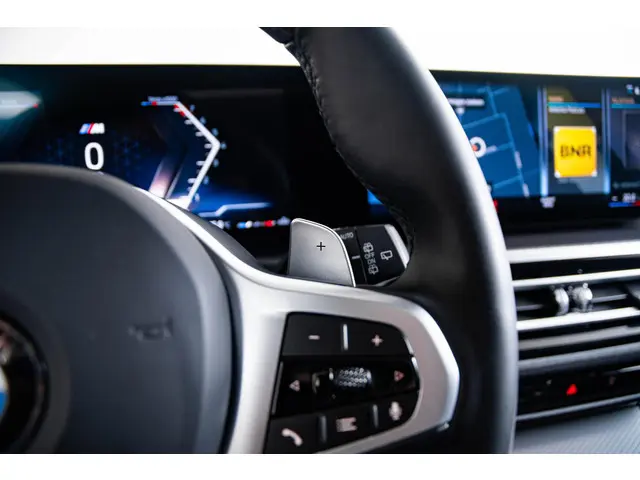 BMW 3 Serie Touring 330i 2023 Benzine 51