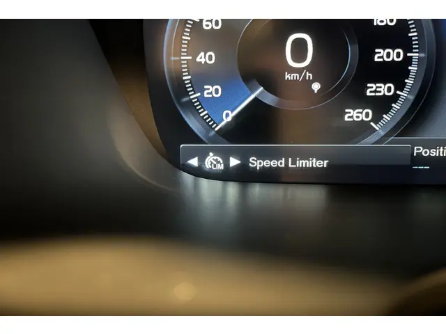 Volvo V90 T4 190pk R-Design 2018 Benzine 33