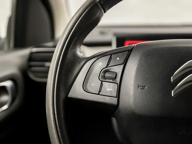 Citroën C4 Cactus 1.2 PureTech Shine 2016 Benzine 17