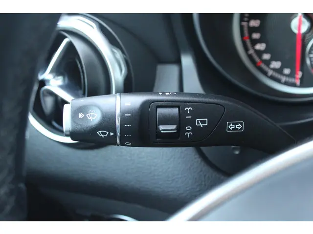 Mercedes-Benz GLA 180 Business 2018 Benzine 26