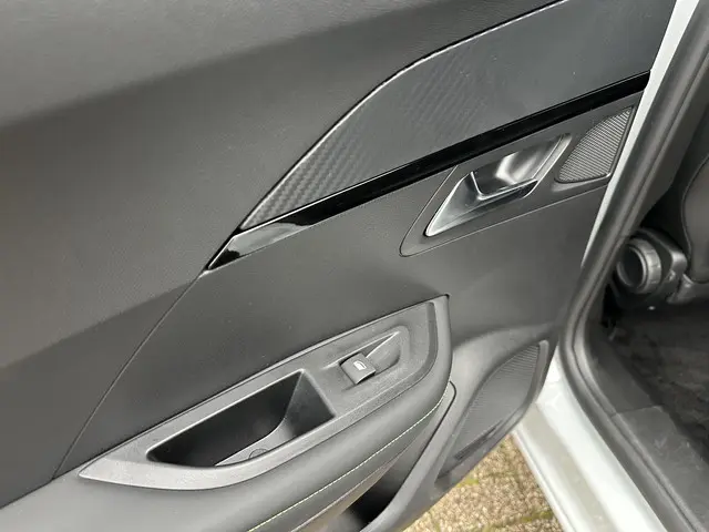 Peugeot 2008 1.2 Hybrid 145 PK GT 2025 Hybride Benzine 36