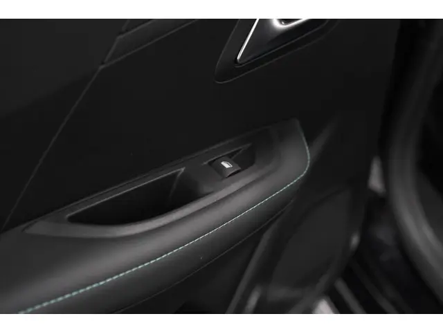 Peugeot 208 PureTech 100 Allure Pack 2023 Benzine 24