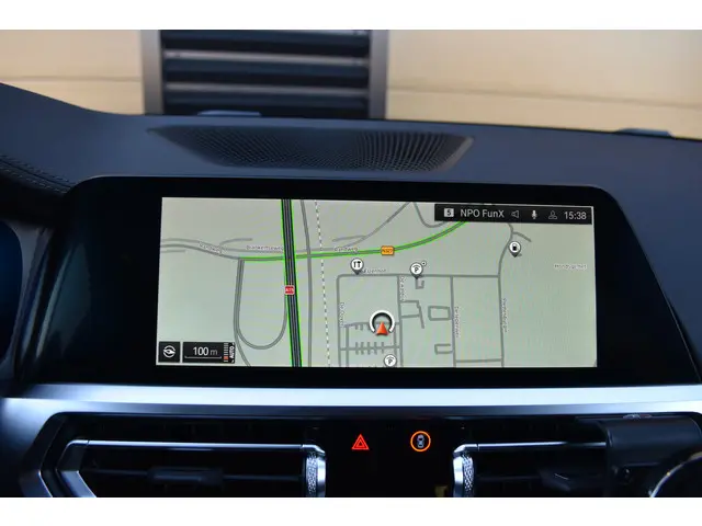 BMW 3 Serie Touring 320i Business Edition 2022 Benzine 25