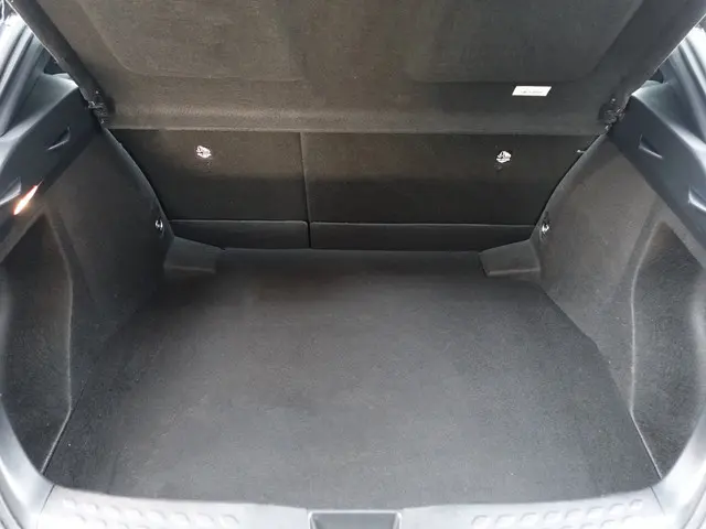 Toyota C-HR 1.8 Hybrid Active Aut- 2023 Hybride Benzine 25