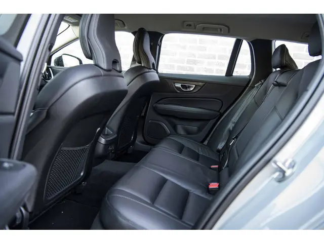 Volvo V60 2.0 B3 Essential Edition 2023 Benzine 7