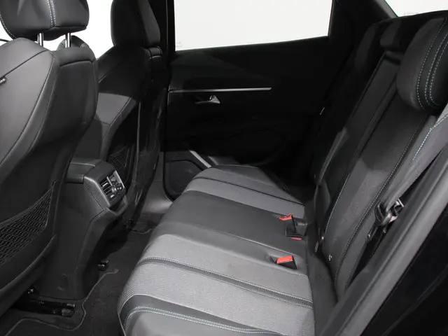 Peugeot 3008 1.2 PureTech 136 Allure Pack 2024 Benzine 27