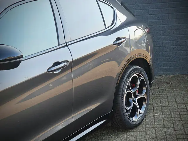 Alfa Romeo Stelvio 2.0 T GME AWD Veloce 2023 Benzine 9