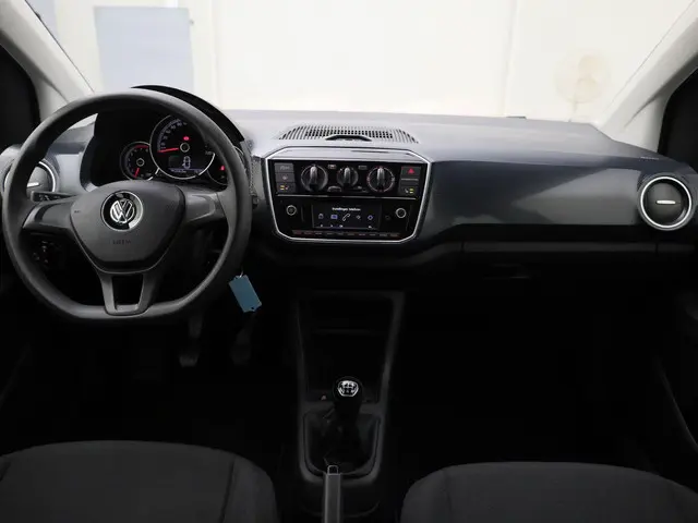 Volkswagen up! 1.0/60PK BMT move up! 2018 Benzine 4