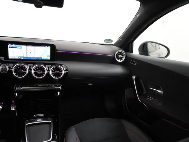 Mercedes-Benz A-Klasse 200 AMG Line 2023 Benzine 23