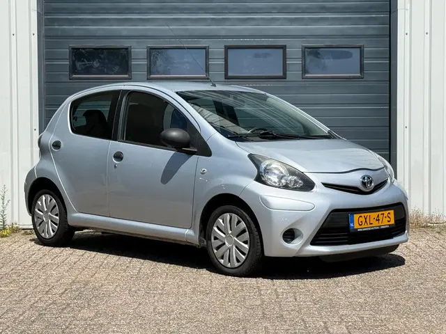 Toyota Aygo 1.0 VVT-i Now 5-deurs / APK 2013 Benzine