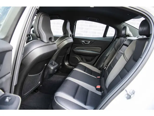 Volvo S60 2.0 B3 R-Design 2021 Benzine 8