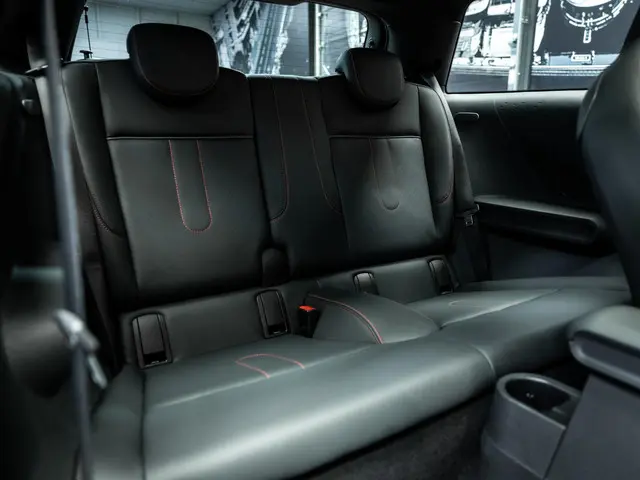 MINI 3-Deurs Cooper C John Cooper Works M 2024 Benzine 26