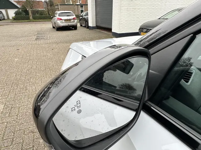 Peugeot 2008 1.2 Hybrid 145 PK GT 2025 Hybride Benzine 48