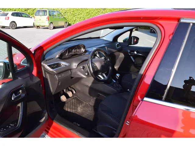 Peugeot 208 1.2 PureTech Allure panoramadak 2019 Benzine 14
