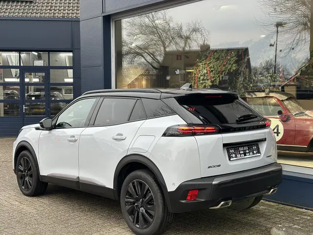 Peugeot 2008 1.2 Hybrid 145 PK GT 2025 Hybride Benzine 4