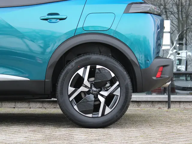 Peugeot 2008 1.2 Hybrid 145 Allure 2026 Hybride Benzine 10