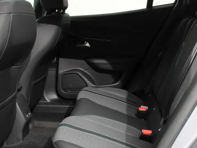 Peugeot 2008 1.2 PureTech Allure 2022 Benzine 14