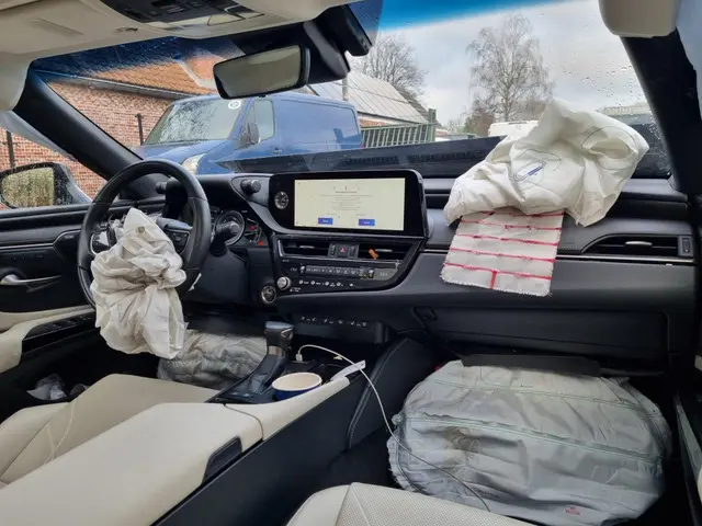 Lexus ES 300h President Line 2023 Hybride Benzine 13