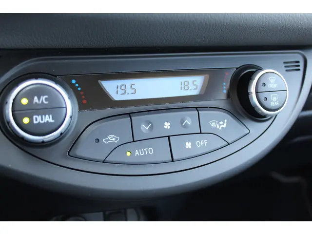 Toyota Yaris 1.5 Hybrid Energy Plus 2018 Hybride Benzine 18