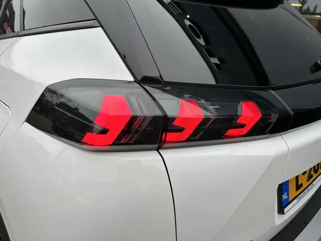 Peugeot 2008 1.2 Turbo 100 PK Allure Pack | 2021 Benzine 31