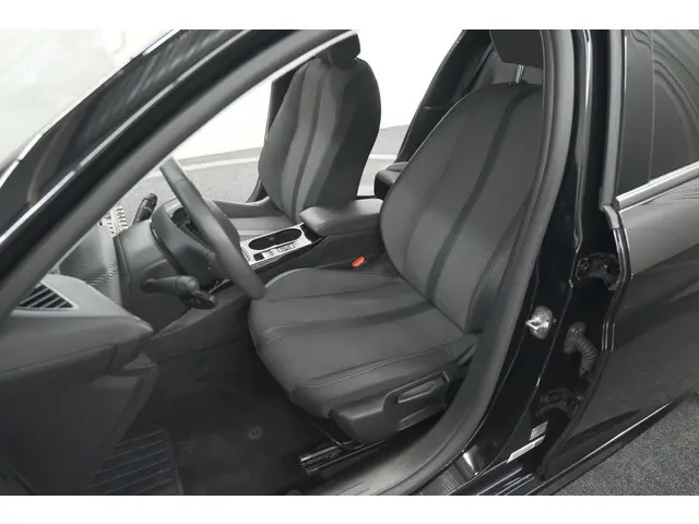 Peugeot 208 PureTech 100 Allure Pack 2023 Benzine 25