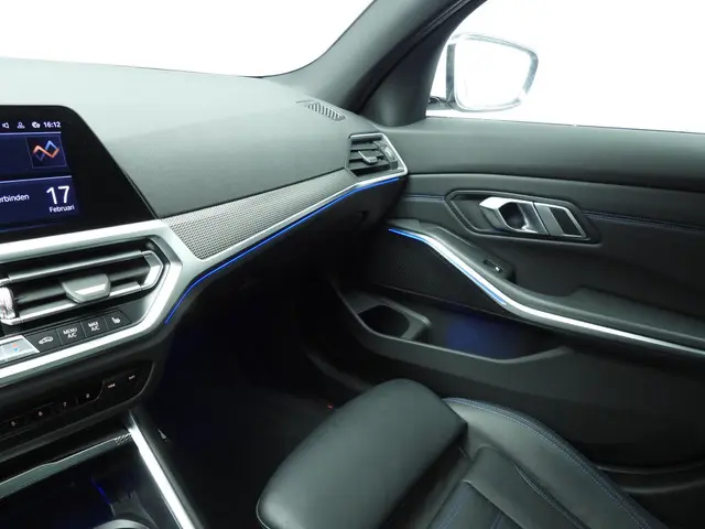 BMW 3 Serie Touring 318i 2022 Benzine 36