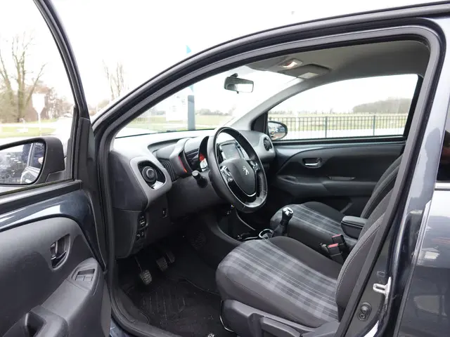 Peugeot 108 1.0 e-VTi Allure 2019 Benzine 4