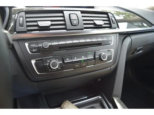 BMW 3 Serie Touring 328i High Executive 2013 Benzine 26