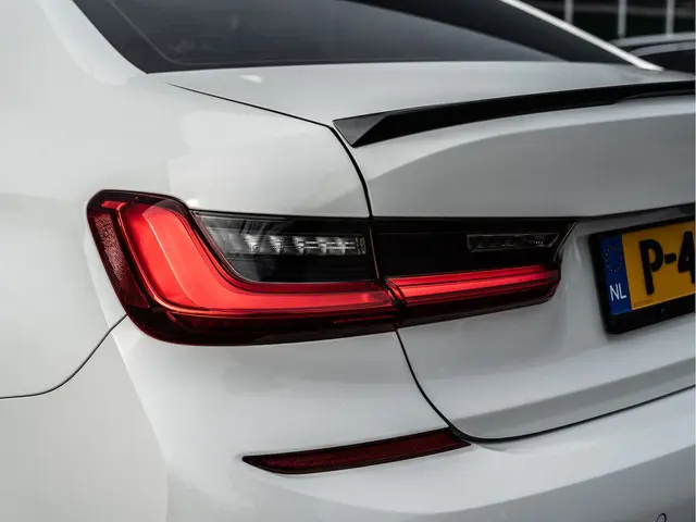 BMW 3 Serie 320i High Executive 2019 Benzine 11