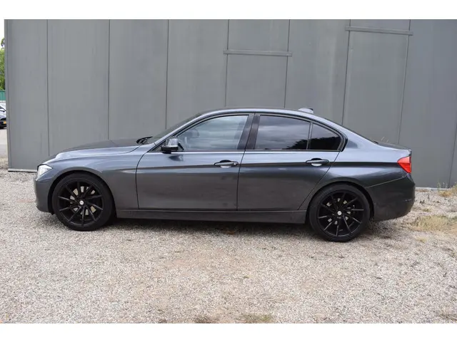 BMW 3 Serie 328i Executive 2012 Benzine 2