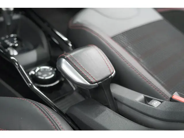 Peugeot 2008 PureTech 110 EAT6 GT 2017 Benzine 43