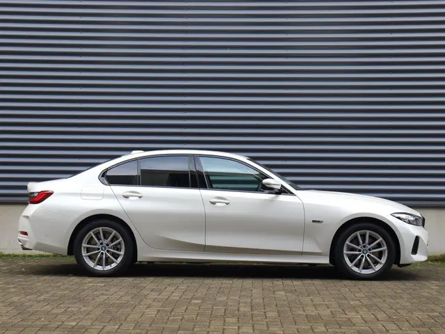 BMW 3 Serie Sedan 330e 2023 Hybride Benzine 5