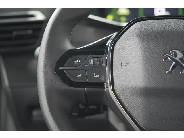 Peugeot 2008 PureTech 130 Allure Pack 2023 Benzine 30