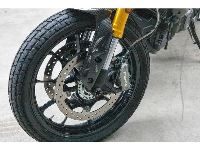 Indian FTR 1200 Carbon *Akrapovic* 2020 Benzine 10