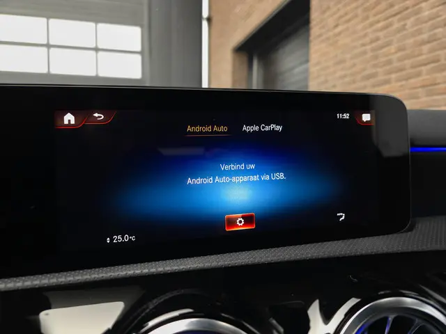 Mercedes-Benz A-Klasse 250 e AMG 2022 Hybride Benzine 18